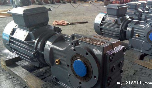 How to install a shaft-mounted geared motor?